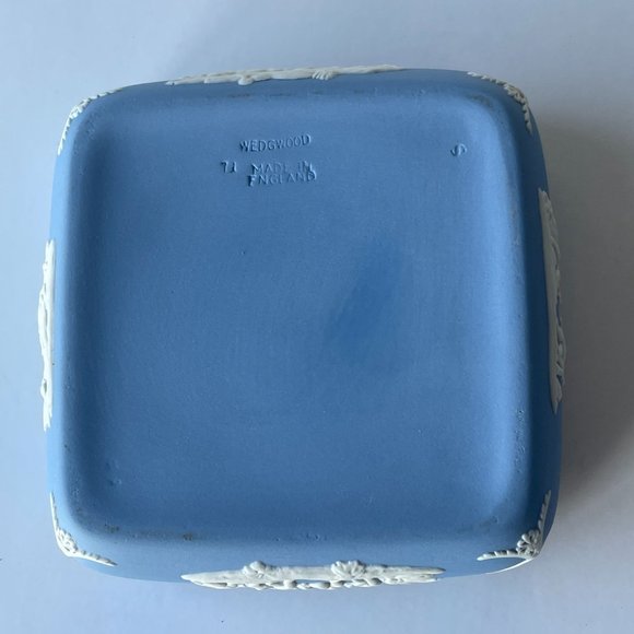 Wedgwood Jasperware Blue Square Lidded Trinket Box Cherub Cupid England - Picture 9 of 13